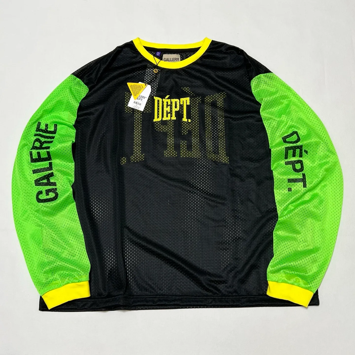 GALLERY DEPT. SPORT ELEGANT L/S BLK/GRN/YLW DEPT. Mesh color-blocked long-sleeved jersey. Black S-XL mesh item is a must-have for every fashionista. Soft, breathable and comfortable to wear alone. Layered to match the fashion pioneer. Original dyed mesh fabric. No color difference. Original printing process. Durable after washing and does not fall off. Original consistent main label/hangtag/composition and water label.